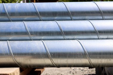 Havalandırma boruları depoda.