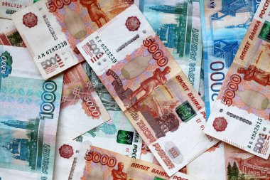 Kağıt ruble banknotları yakın plan, farklı değerlerde.