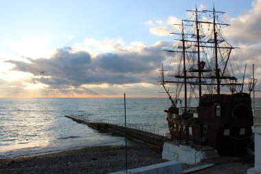 Tam boyutunda bir yelkenli yerleşimini