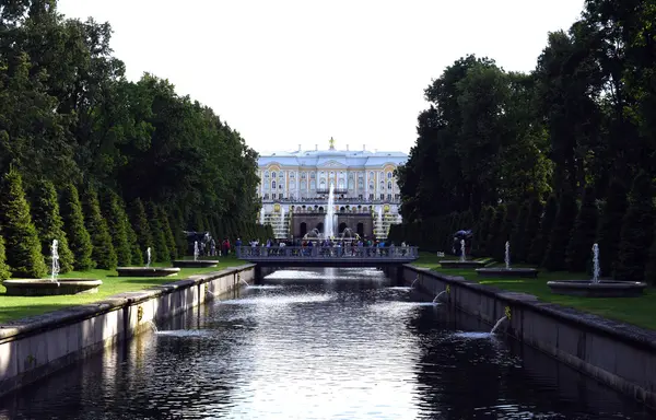 Старые фонтаны Петергофа — стоковое фото