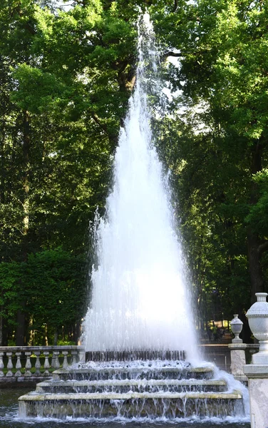 Antiguas fuentes en Peterhof — Foto de Stock