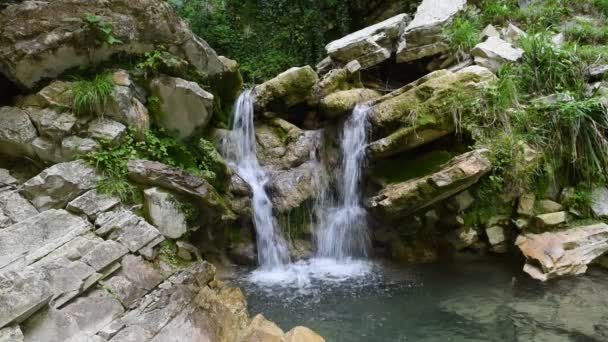 Каскад водопадов "Чудо-красота " — стоковое видео