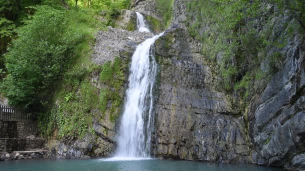 Kaskade schöner Wasserfälle — Stockvideo