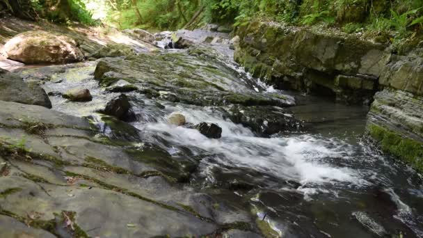 Cascada de hermosas cascadas — Vídeos de Stock