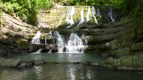 Cascada de hermosas cascadas — Vídeo de stock