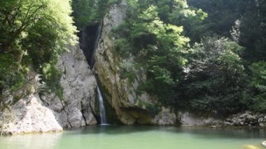 Güzel şelaleler çağlayan