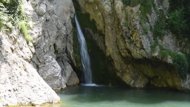 Cascada de hermosas cascadas — Vídeo de stock