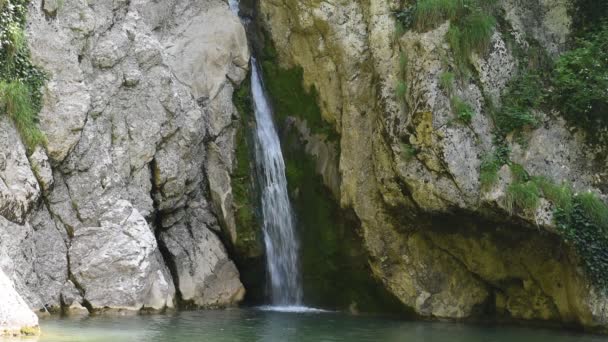 Cascada de hermosas cascadas — Vídeos de Stock