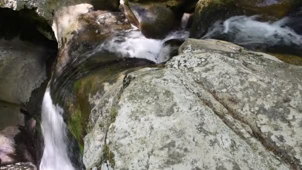 Kaskada piękne wodospady — Wideo stockowe