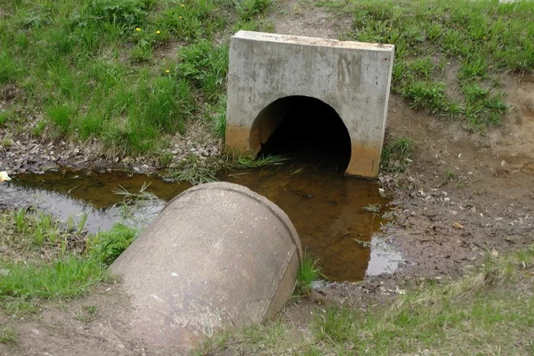 Sewage flows into the creek. — Stock Photo, Image