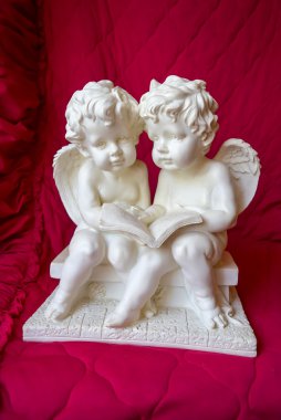 İki melek bir kitap okuma.