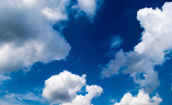 Nuages sur un ciel bleu. — Photo