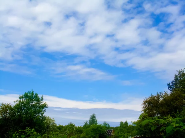 Chmury na błękitnym niebie. — Zdjęcie stockowe