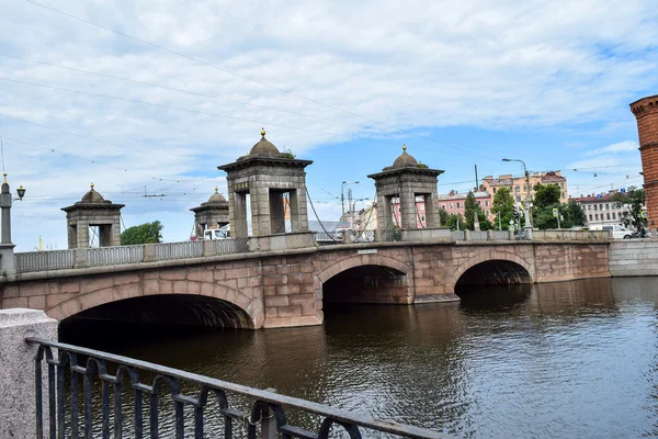 Ponte Kalinkin no rio Fontanka. Ponte de granito em São Petersburgo . — Fotografia de Stock