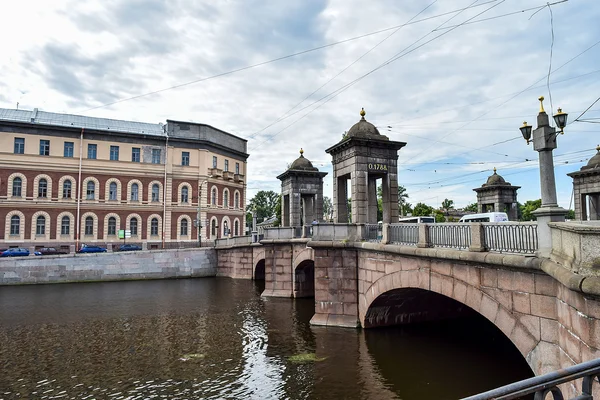 Ponte Kalinkin. Ponte de granito em São Petersburgo . — Fotografia de Stock