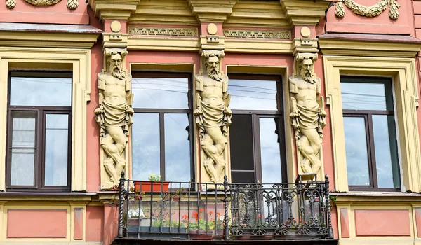 Alto relieve en un edificio de apartamentos normal en San Petersburgo . — Foto de Stock