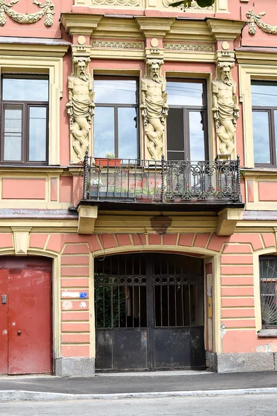 高浮雕上正常的公寓楼在圣彼得斯堡. — 图库照片