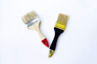 Beyaz bir arka plan üzerinde iki boya fırçası.