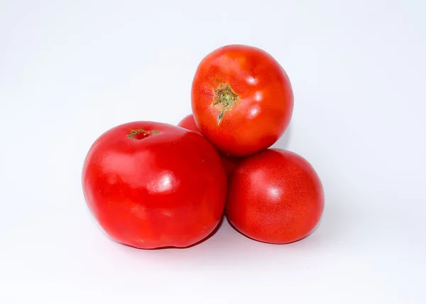 Tre tomater på en vit bakgrund. — Stockfoto