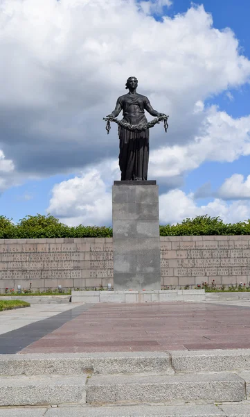 Monument av moderlandet. Piskaryovskoye memorial cemetery i Leningrad. — Stockfoto