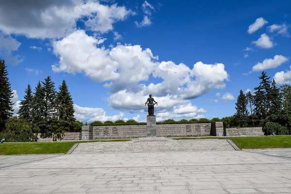 El Monumento a la Patria. Cementerio conmemorativo de Piskaryovskoye en Leningrado . — Foto de Stock