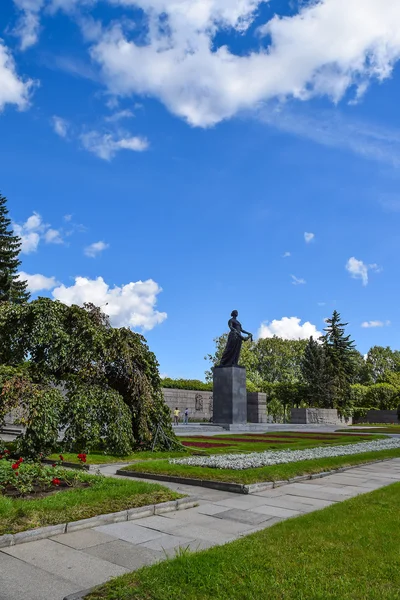 Il Monumento della Patria. Cimitero commemorativo Piskaryovskoye a Leningrado . — Foto Stock