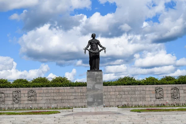 O Monumento da Pátria. Cemitério memorial Piskaryovskoye em Leningrado . — Fotografia de Stock