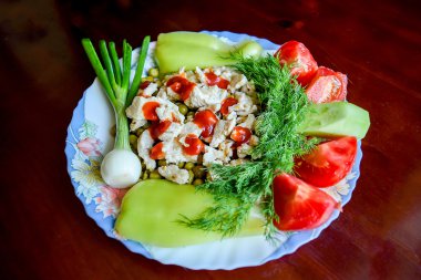 Et kheo dan tavuk yeşil bezelye ve sebze ile.