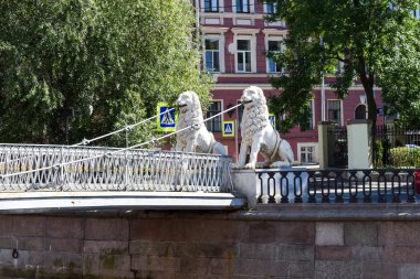 Leningrad Griboedov kanal köprüde aslan.