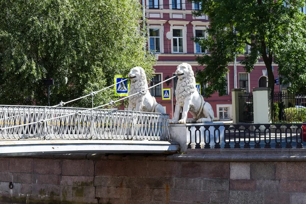 Leningrad Griboedov kanal köprüde aslan. — Stok fotoğraf