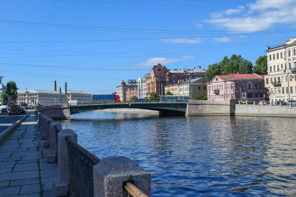 El terraplén del río Fontanka en San Petersburgo, Rusia — Foto de Stock
