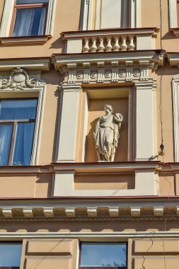Heykele setin Griboyedov kanalı, St. Petersburg, Rusya'nın binasında.