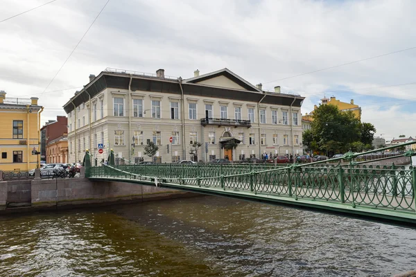 Vista Ponte Pochtamtskiy e da antiga escola soviética, São Petersburgo, Rússia — Fotografia de Stock