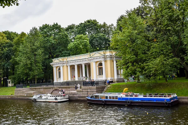 São Petersburgo, o pavilhão Rossi no jardim Mikhailovsky, Rússia — Fotografia de Stock