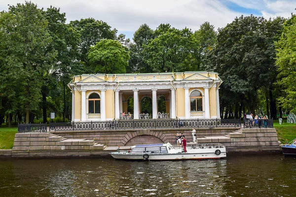 Санкт-Петербург, павильон Росси в Михайловском саду, Россия — стоковое фото