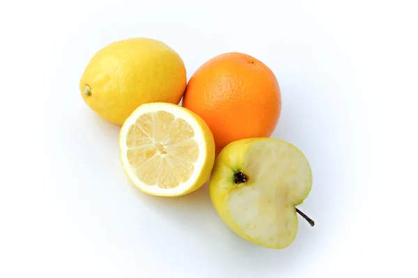 Dva citrony, pomeranče a apple izolovaných na bílém — Stock fotografie