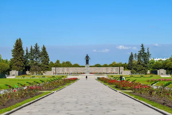 San Petersburgo, cementerio conmemorativo de Piskaryovskoye, Rusia . — Foto de Stock