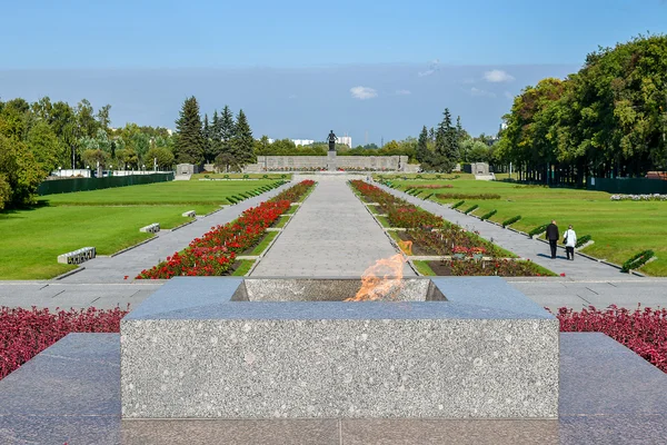 San Petersburgo, cementerio conmemorativo de Piskaryovskoye, Rusia . — Foto de Stock