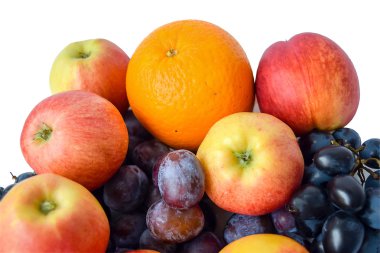 Sulu taze meyveler: portakal, nektarin, elma, üzüm.