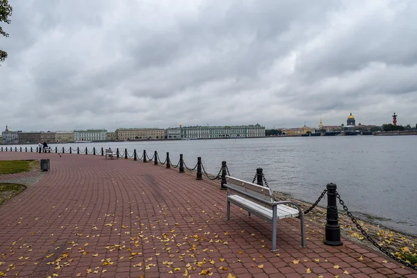 Autunno sul fiume Neva a San Pietroburgo, Russia . — Foto Stock