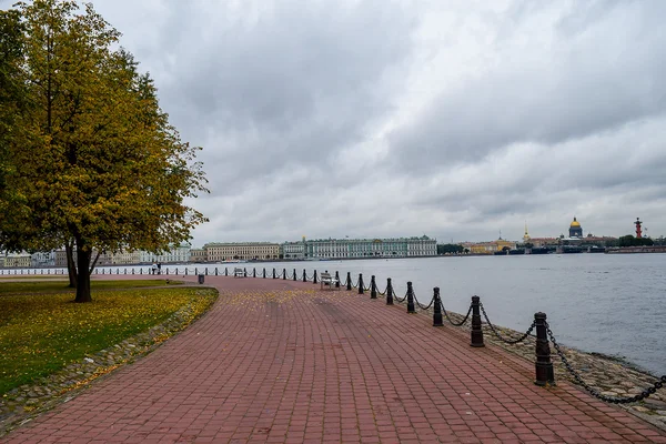 Automne sur la rivière Neva à Saint-Pétersbourg, Russie . — Photo