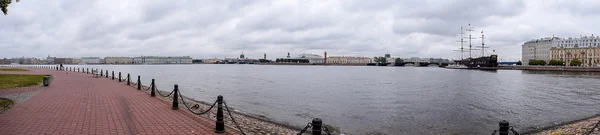 Panorama de Petersburgo en un día nublado de otoño . — Foto de Stock