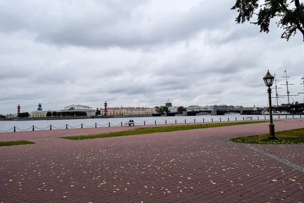 Jesień nad rzeką Newą w Sankt Petersburg, Federacja Rosyjska. — Zdjęcie stockowe