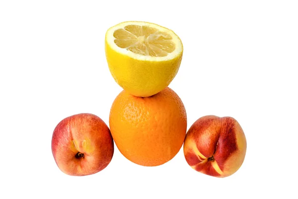 Portakal, limon ve iki nektarin.
