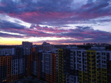 Şehrin üzerinde inanılmaz bir gün batımı