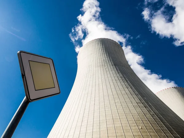 원자력 발전소의 냉각탑들 — 스톡 사진