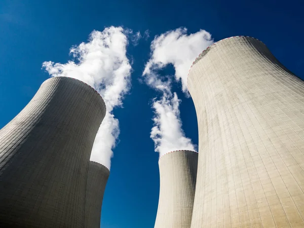 Torres de arrefecimento da central nuclear — Fotografia de Stock