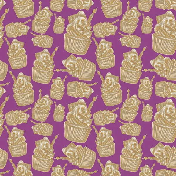 Розкішний Візерунок Кондитерських Виробів Фіолетовому Фоні Золоті Кекси Свічкою Полуницею — стокове фото