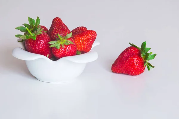 Reife Erdbeeren Aus Nächster Nähe Auf Weißem Hintergrund — Stockfoto