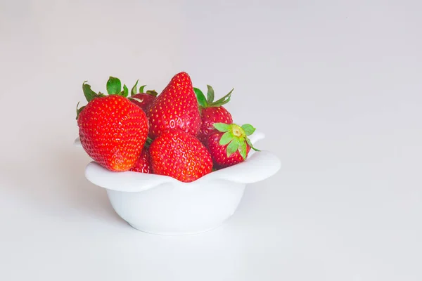 Frische Süße Erdbeeren Einer Weißen Schüssel Auf Weißem Hintergrund — Stockfoto